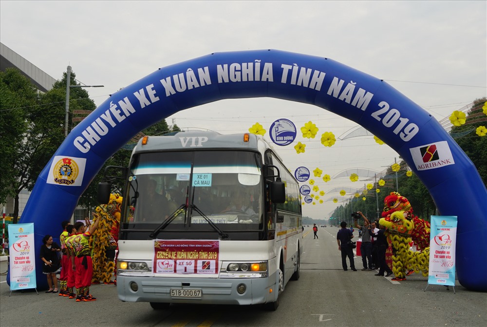 Chuyến xe nghĩa tình chở công nhân ở Bình Dương về quê đón Tết sáng 31.1