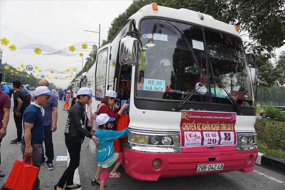 Công nhân lên chuyến xe nghĩa tình về quê đón Tết
