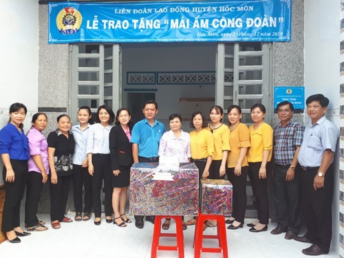 Đại diện LĐLĐ chung vui cùng gia đình chị Nguyễn Thị Hồng Hòa trong lễ bàn giao mái ấm Ảnh: MAI CHI