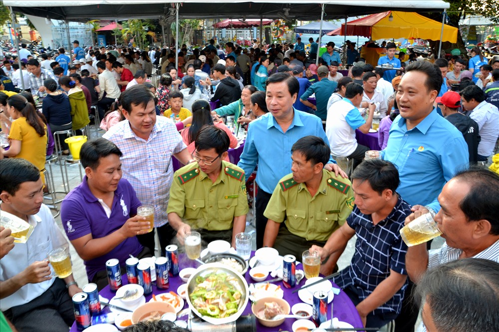 Đại diện lãnh đạo LĐLĐ Kiên Giang, Huyện ủy đến tận từng bàn thăm hỏi, chúc Tết và chung vui với CNLĐ. Ảnh: Lục Tùng