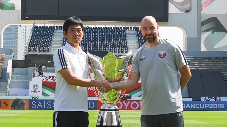 HLV Nhật Bản và Qatar chụp hình với cúp vô địch Asian Cup 2019. Ảnh AFC