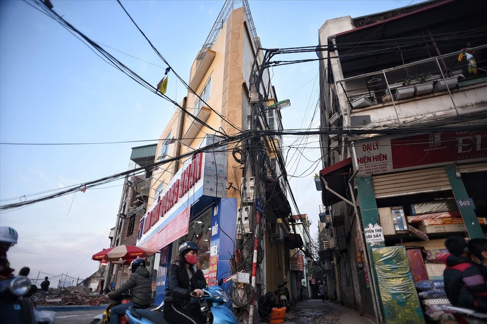 Nhà siêu mỏng chen nhau mọc lên trên đường Phạm Văn Đồng - Ảnh 3.