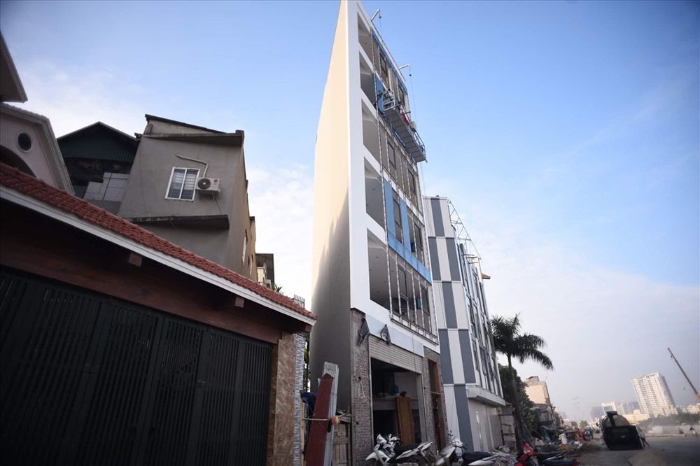 Nhà siêu mỏng chen nhau mọc lên trên đường Phạm Văn Đồng - Ảnh 6.