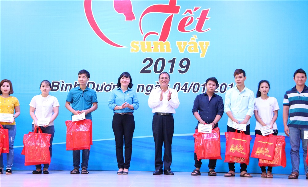Chủ tịch LĐLĐ tỉnh Bình Dương Trương Thị Bích Hạnh và Bí thư tỉnh ủy Bình Dương Trần Văn Nam tặng quà cho anh chị em CN