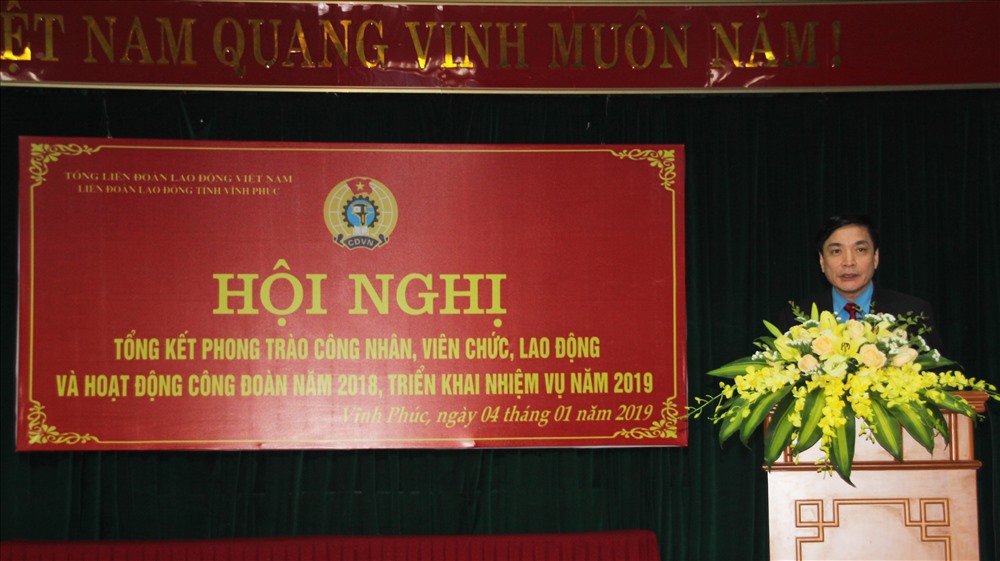 Chủ tịch Bùi Văn Cường phát biểu tại Hội nghị tổng kết phong trào CNVCLĐ và hoạt động CĐ năm 2018, triển khai nhiệm vụ năm 2019 do LĐLĐ tỉnh Vĩnh Phúc tổ chức. Ảnh: V.L