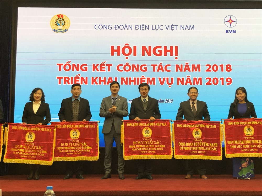 Phó Chủ tịch Tổng LĐLĐVN Ngọ Duy Hiểu trao cờ thi đua của Tổng LĐLĐVN cho các đơn vị là CĐ trực thuộc CĐ Điện lực VN.