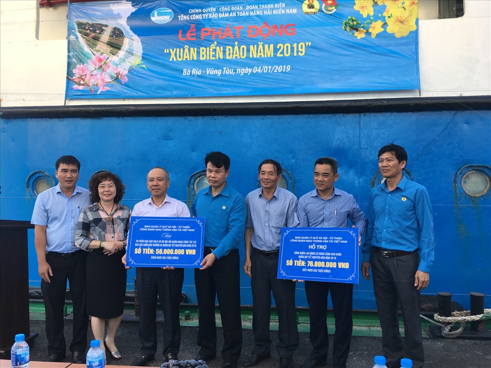 Tặng quà cho cán bộ, chiến sĩ nhà giàn DK và các trạm hải đăng khu vực Trường Sa