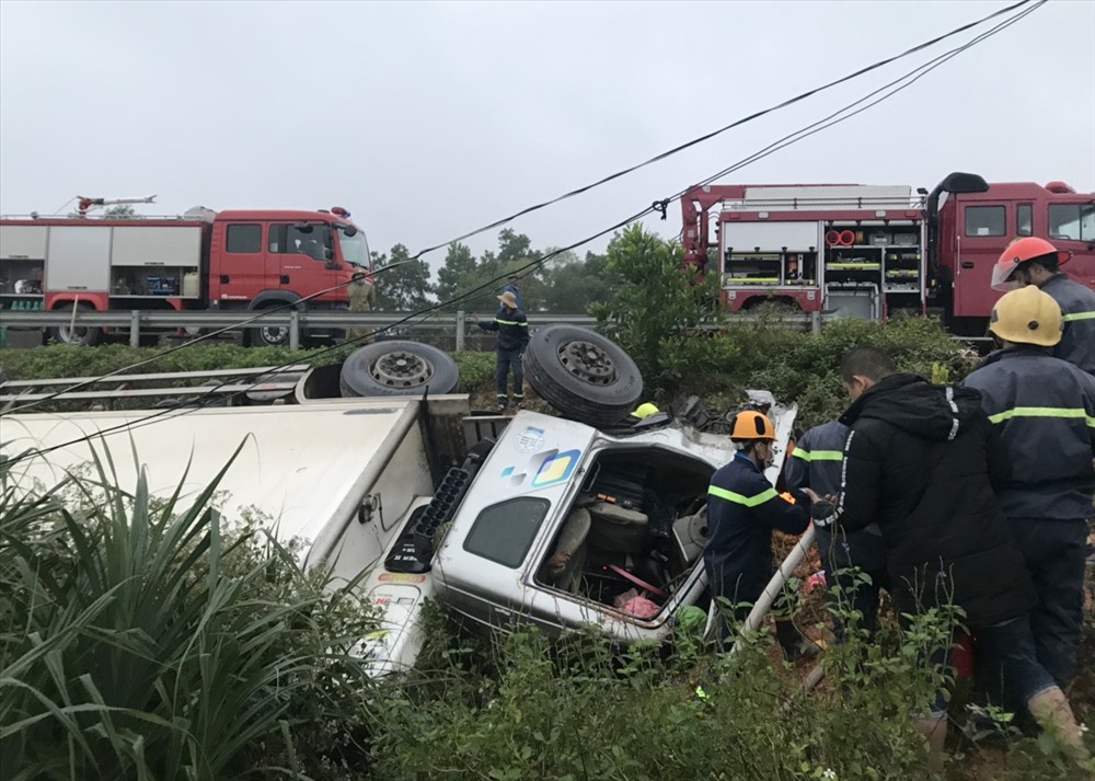 Xe cứu hộ của Công an Quảng Trị được huy động để đưa nạn nhân bị mắc kẹt trên xe gặp nạn ra ngoài. Ảnh: HT.