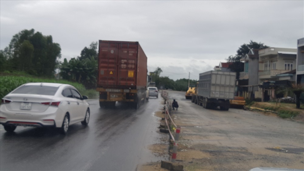 Phương tiện giao thông phải né tránh nhau để qua đoạn đường hẹp. Ảnh: Y.T