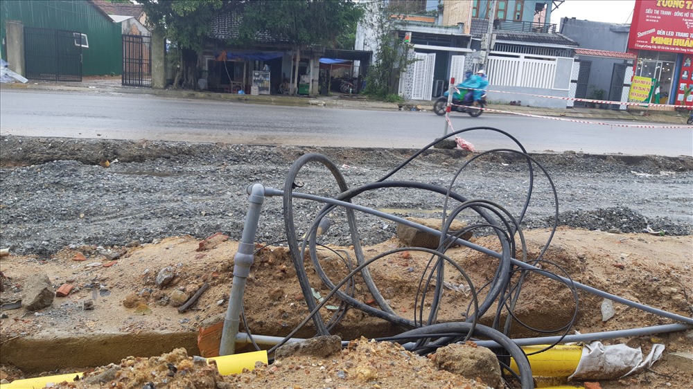 Dây điện vương vãi, người dân phải lốt gạch để vào nhà. Ảnh: Y.T
