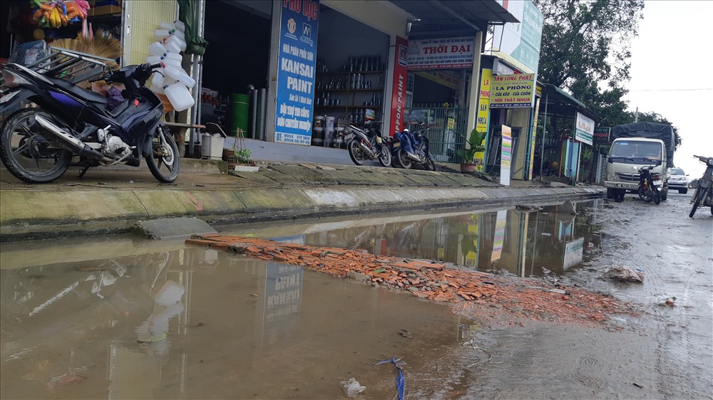 Dây điện vương vãi, người dân phải lốt gạch để vào nhà. Ảnh: Y.T