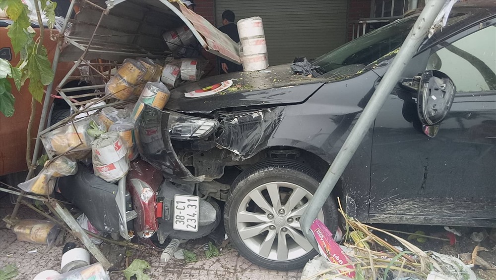 Phần đầu chiếc xe con bị hư hỏng nặng