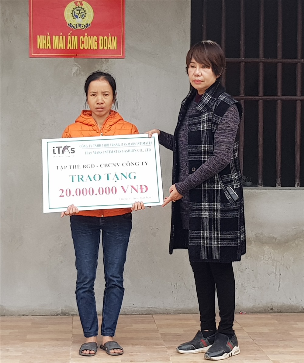Đại diện CĐ công ty trao tiền hỗ trợ cho gia đình chị Von. Ảnh: NT