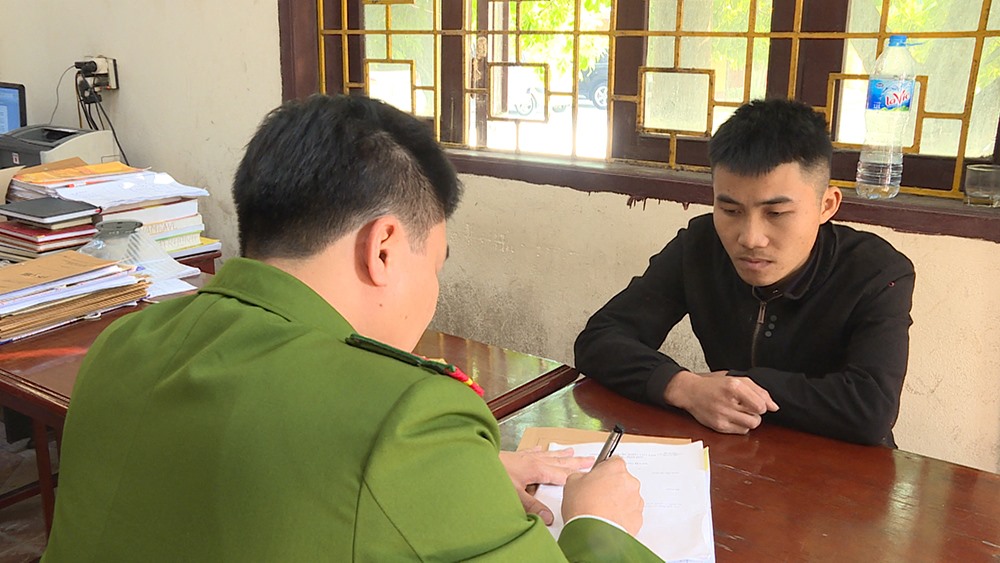 Đối tượng Lò Văn Pháp tại cơ quan điều tra.