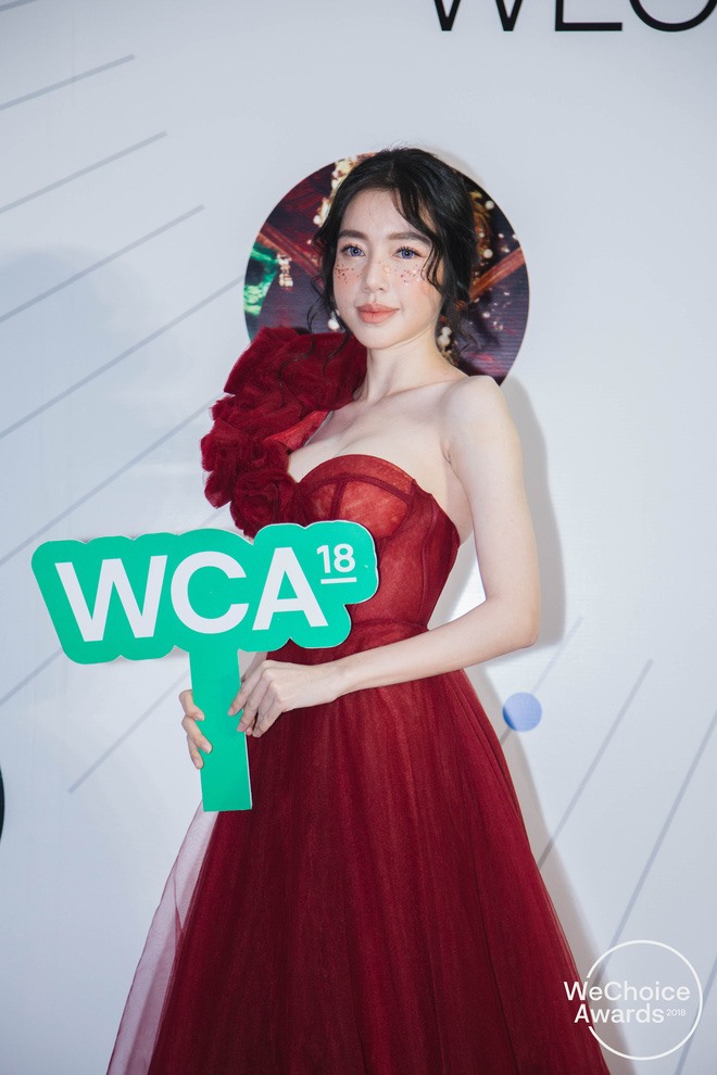 Elly Trần nổi bật cùng bộ đầm đỏ.