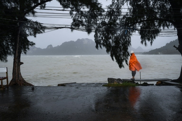 Bão nhiệt đới đã đóng gói những cơn gió lên tới 75 km một giờ và mang theo những cơn mưa lớn và bão dâng khi nó tàn phá toàn bộ phía nam vương quốc vào thứ Sáu