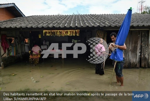 Người dân gia cố lại những ngôi nhà khi cơn bão kéo đến. Ảnh: AFP