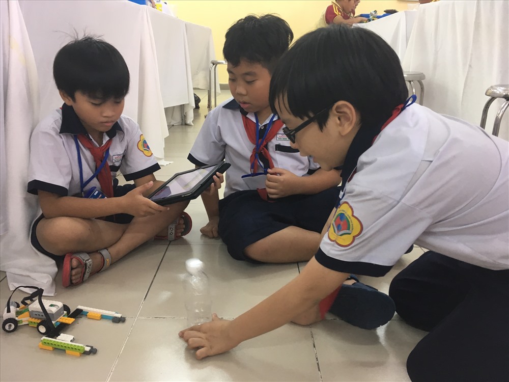 Các em học sinh trường Tiểu học Đông Ba đang test sản phẩm lần cuối để mang lên bàn thi đấu.