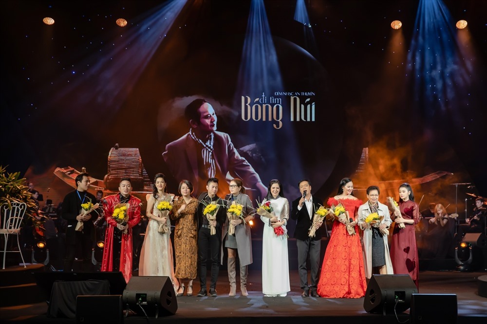 Các nghệ sĩ tại đêm nhạc.