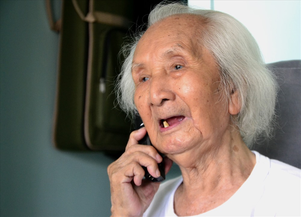 Ông vẫn sử dụng thành thạo điện thoại di động để liên lạc với khắp nơi. Ảnh: Lục Tùng