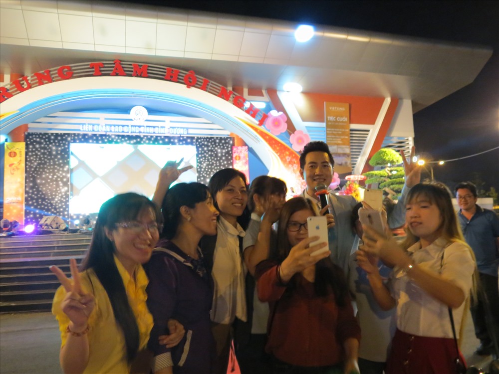 Tết sum vầy 2018 do LĐLĐ tỉnh Bình Dương tổ chức có sự tham gia của ca sĩ Nguyễn Phi Hùng khiến anh chị em CN rất thích thú