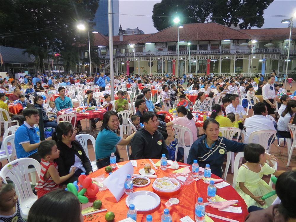 Tết sum vầy do LĐLĐ TPHCM tổ chức hàng năm là bữa tiệc tất niên lớn của các gia đình không có điều kiện về quê đón Tết