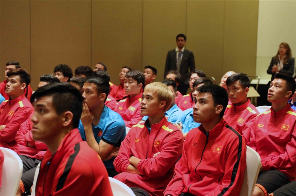 Các tuyển thủ tập trung theo dõi việc phổ biến luật của Tiểu ban trọng tài AFC nhằm nắm được luật khi thi đấu. Ảnh: VFF