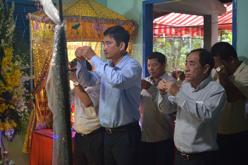 Lãnh đạo tỉnh Long An đến viếng, chia buồn gia đình những người tử nạn.