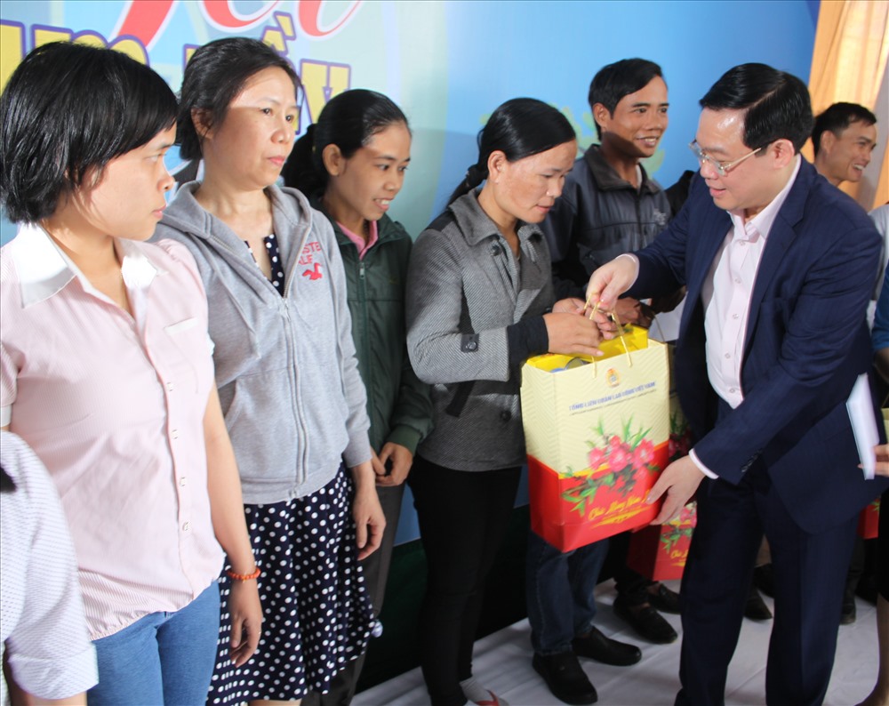 Người lao động đón nhận phần quà từ Phó Thủ tướng Vương Đình Huệ. Ảnh Đ.V
