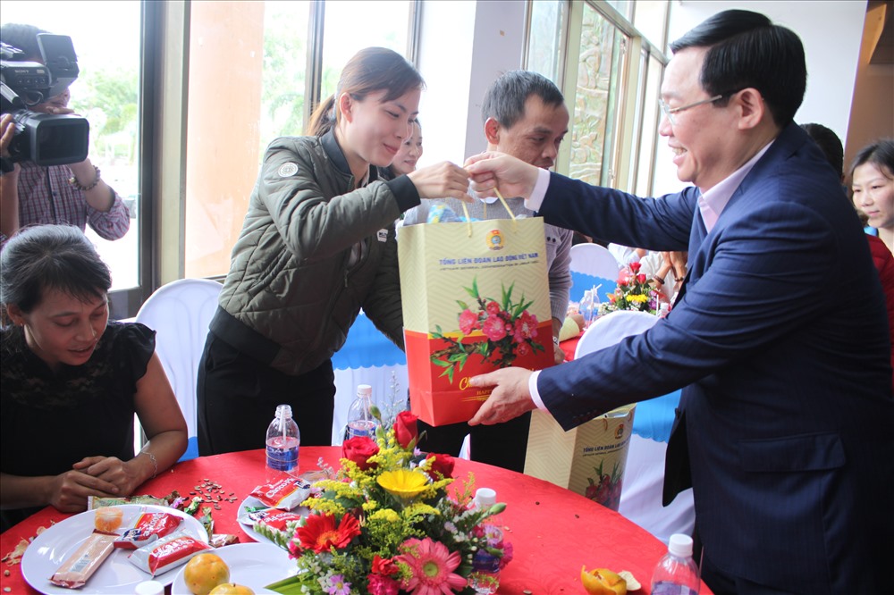 Phó Thủ tướng Vương Đình Huệ trao tặng quà cho CNVC-LĐ tỉnh Kon Tum. Ảnh Đ.V