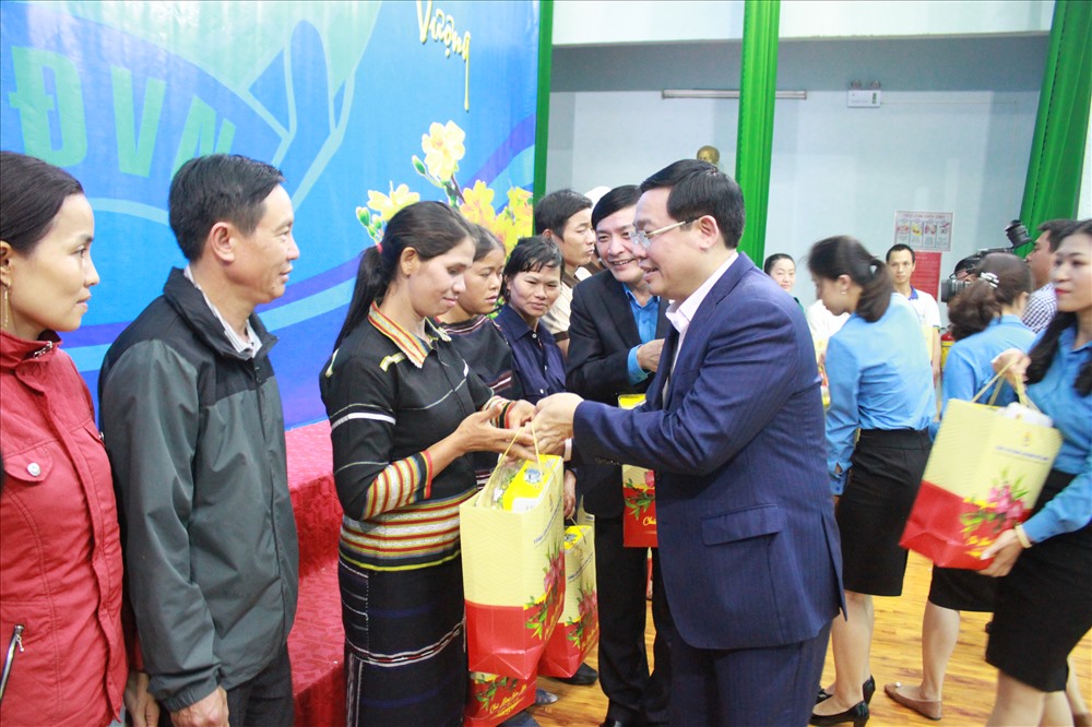 Phó Thủ tướng Vương Đình Huệ và Chủ tịch Tổng LĐLĐVN Bùi Văn Cường trao tặng quà cho CNVC-LĐ tỉnh Gia Lai. Ảnh Đ.V