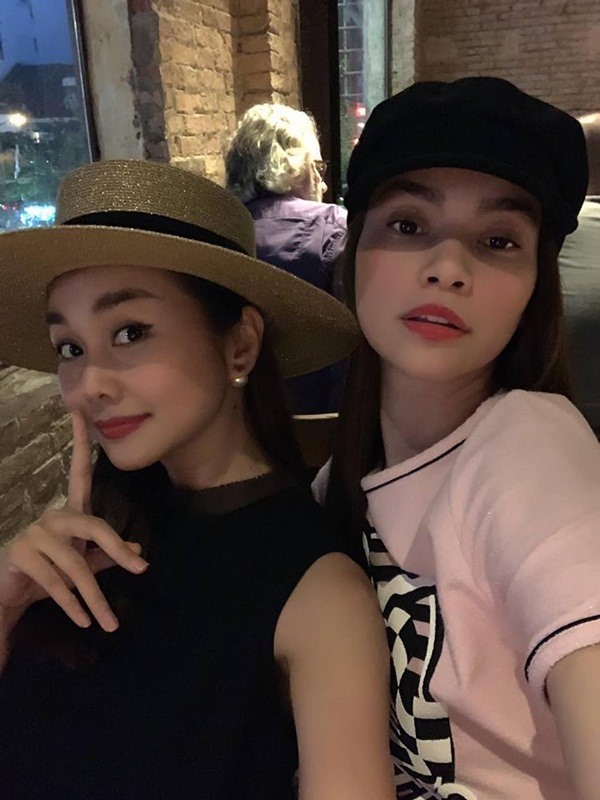 Hồ Ngọc Hà gây chú ý với hình ảnh thân thiết với Minh Hằng.