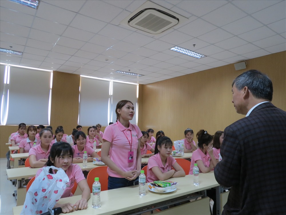 Nhiều chị em nữ CN cho rằng, hiện nay, việc chăm sóc con ở các gia đình công nhân xa quê đang dồn hết lên vai người mẹ, người vợ