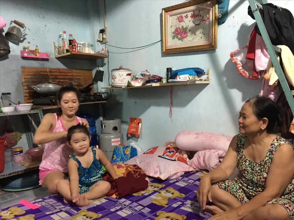 Hiện nay, đa phần việc chăm sóc con ở các gia đình công nhân đều dồn lên vai người mẹ, người vợ (Ảnh minh họa) - Ảnh: L.T