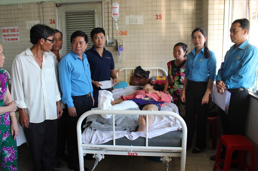 LĐLĐ tỉnh Long An và LĐLĐ huyện Đến Lức đến thăm hỏi, hỗ trợ vợ chồng anh Điền.