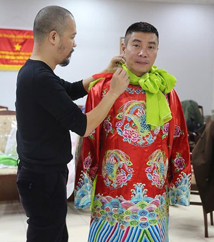 NTK Đức Hùng là người “chăm chút” cho cô Đẩu khi “lên chầu“.