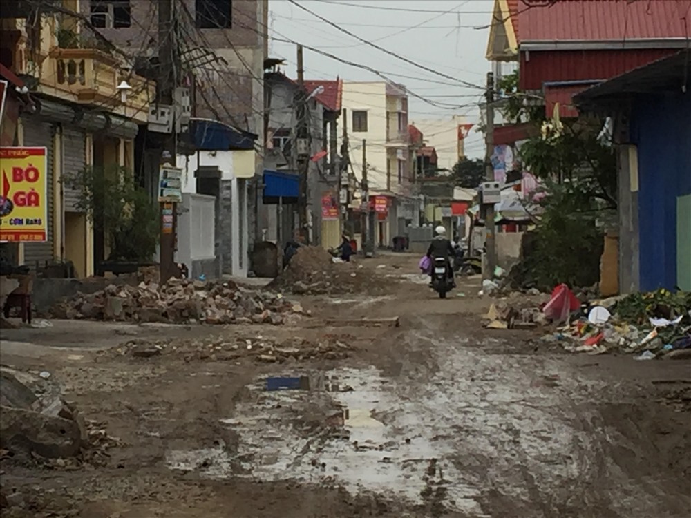 Những đống đất được đào lên nhưng không được san lấp nhiều ngày, ảnh hưởng đến lưu thông của người dân