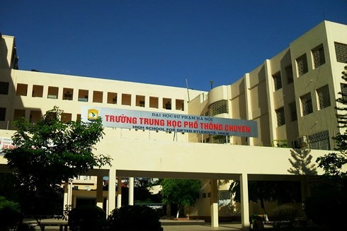 trường THPT chuyên ĐH Sư phạm.