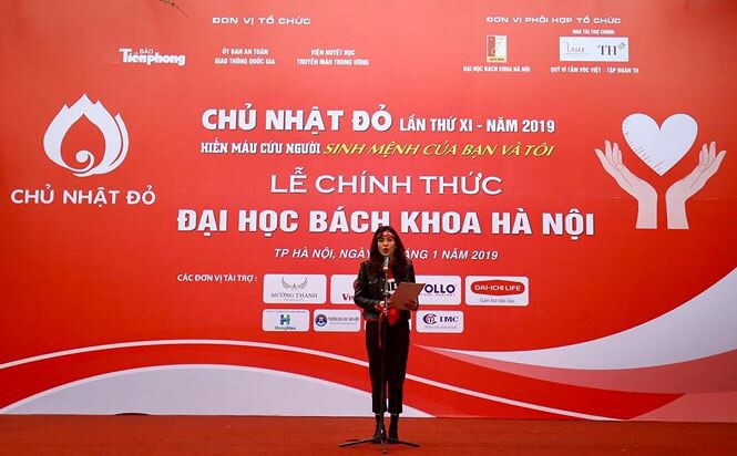 Bà Trần Như Trang phát biểu tại ngày hội chính chương trình Chủ nhật đỏ