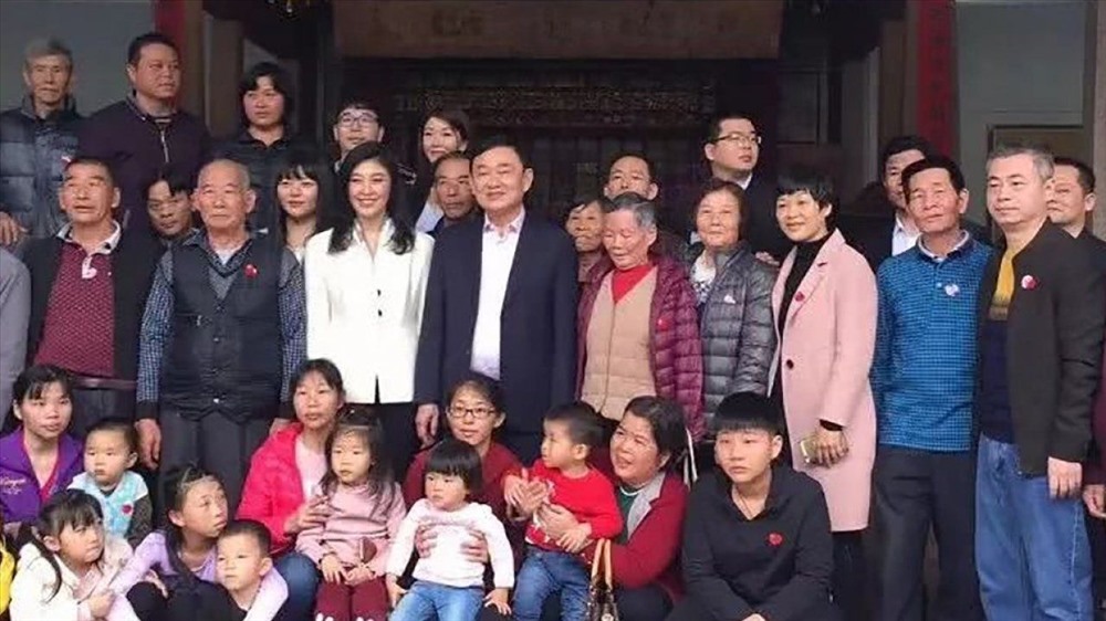 Cựu Thủ tướng Thái Lan Thaksin và Yingluck Shinawatra về thăm nguyên quán ở Trung Quốc. Ảnh: SCMP.
