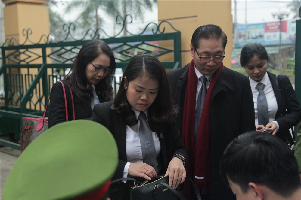 Các bị cáo đều có mặt tại tòa, trừ bác sĩ Hoàng Công Lương - Ảnh 2