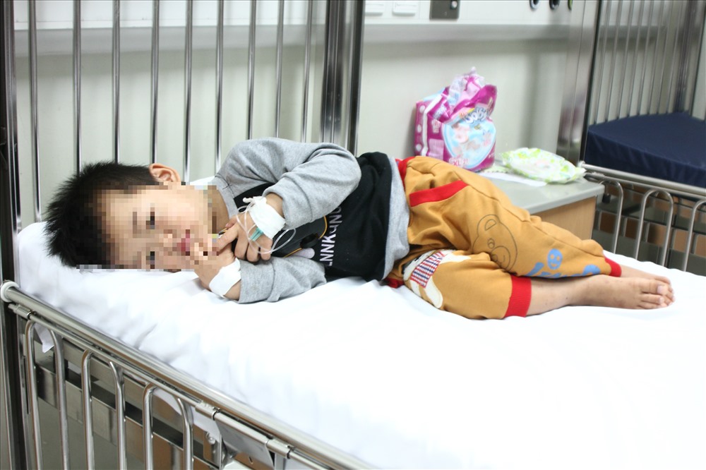 Cháu bé đang được điều trị tích cực tại BV Nhi TƯ. Ảnh: Thùy Linh