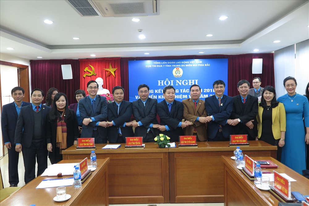 Đại diện Thường trực LĐLĐ 7 tỉnh trung du và miền núi phía Bắc ký kết giao uớc thi đua năm 2019.