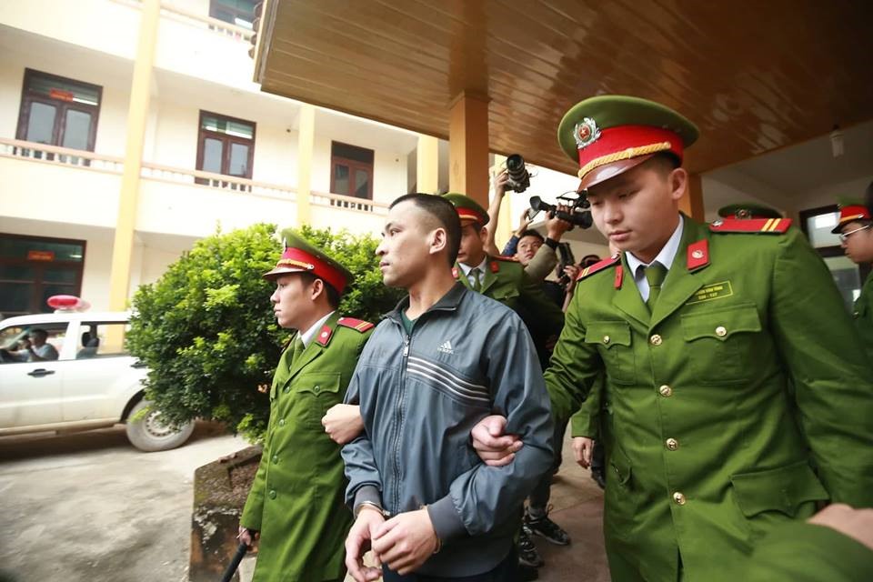 Các bị cáo lần lượt rời khỏi tòa.