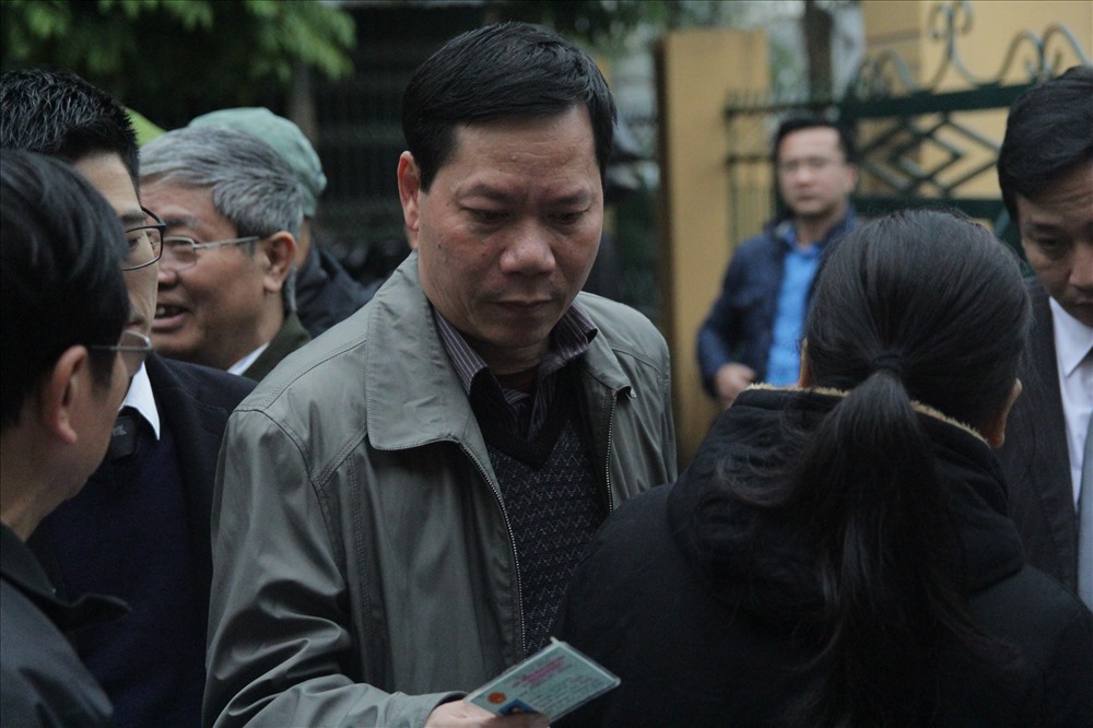 Sáng nay (8.1), Tòa án nhân dân (TAND) TP. Hòa Bình (tỉnh Hòa Bình) đưa bị cáo Hoàng Công Lương và 6 bị cáo khác ra xét xử sơ thẩm liên quan trách nhiệm trong sự cố y khoa khiến 9 bệnh nhân chạy thận tử vong. Từ 8h, các bị cáo có mặt tại phiên tòa. Bị cáo Lương vắng mặt vì lý do sức khỏe. Trong ảnh là bị cáo Trương Quý Dương.