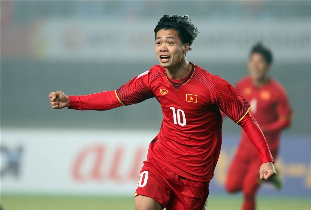 Trung phong: Nguyễn Công PhượngKhông phải Tiến Linh hay Đức Chinh, cây bút của Fox Sports Asia lại lựa chọn Công Phượng ở vị trí đỉnh cây đinh 3 của ĐT Việt Nam. Có lẽ, Sriram tin tưởng vào tốc độ và sự biến hóa trong các pha đi bóng của cầu thủ HAGL sẽ gây rất nhiều khó khăn cho các trung vệ to cao nhưng có phần chậm chạm của Iraq.
