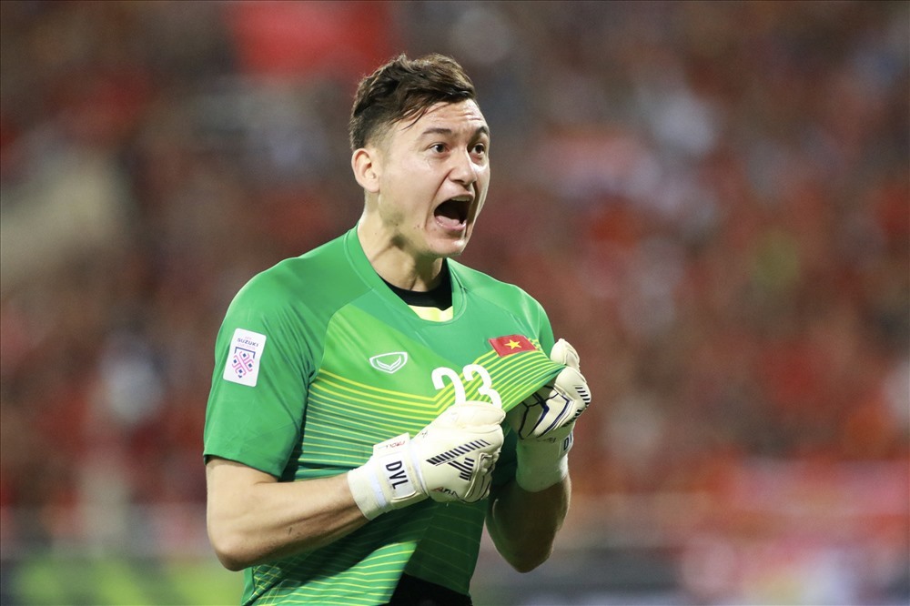 Thủ môn: Đặng Văn LâmVới phong độ cao trong suốt chiến dịch giành cúp tại AFF Cup vừa qua, Bùi Tiến Dũng và Tuấn Mạnh khó có thể cạnh tranh vị trí cùng với “Lâm Tây” trong giải đấu lần này. Với thể hình lý tưởng, khả năng phản xạ, tân binh của Muongthong United sẽ dễ dàng làm chủ không gian trong các pha không chiến của ĐT Iraq.