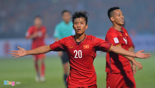Tiền đạo trái: Phan Văn ĐứcĐi lên từ chiếc vé vớt tại vòng chung kết U23 Châu Á đến nay cầu thủ xứ Nghệ đã trở thành học trò cưng của HLV người Hàn. Với phong cách “đá chết bỏ”, di chuyển không ngừng nghỉ, dẻo dai, xử lí bóng trong phạm vi hẹp, tiền đạo của SLNA sẽ là mũi nhọn lợi hại trên mặt trận tấn công của đội tuyển. Ngoài ra Phan Văn Đức còn có duyên với mảnh lưới của Iraq khi chính anh là người ghi bàn gỡ hòa trong cuộc đối đầu với U23 Iraq hồi tháng 1 năm ngoái.