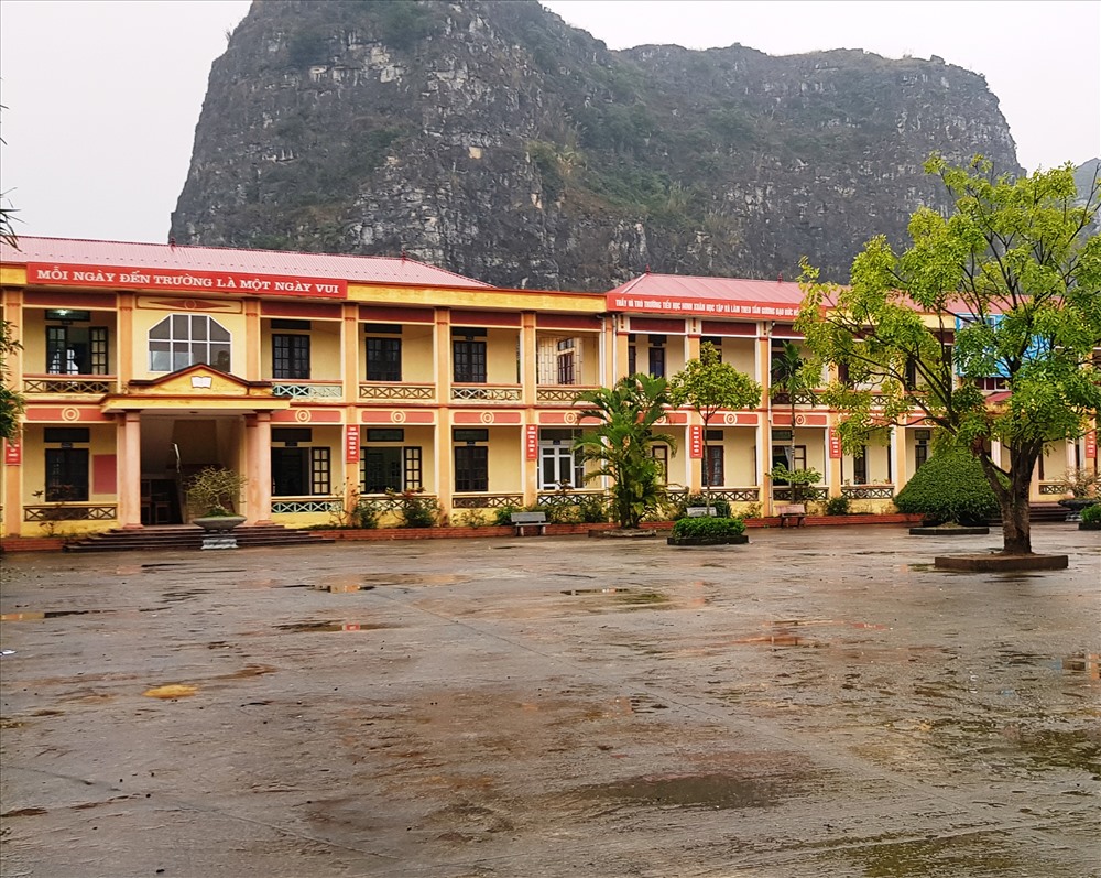 Khu vực sân trường nơi học sinh bị chó cắn trong giờ ra chơi. Ảnh: NT