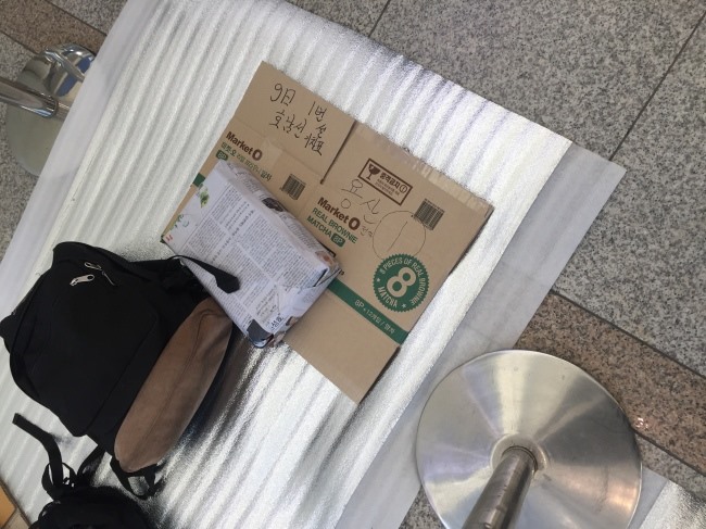 Người Hàn Quốc đặt chỗ trước để xếp hàng mua vé tàu ở ga Seoul sáng 9.1. Ảnh: Korea Herald.